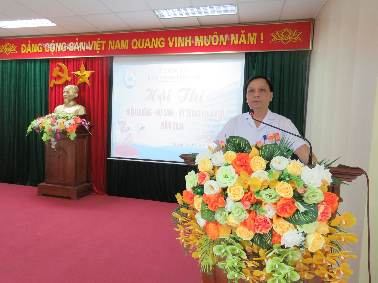 ThS, Bs Hoàng Xuân Sơn, Giám đốc Bệnh viện Đa khoa tỉnh Bắc Kạn phát biểu khai mạc Hội thi.