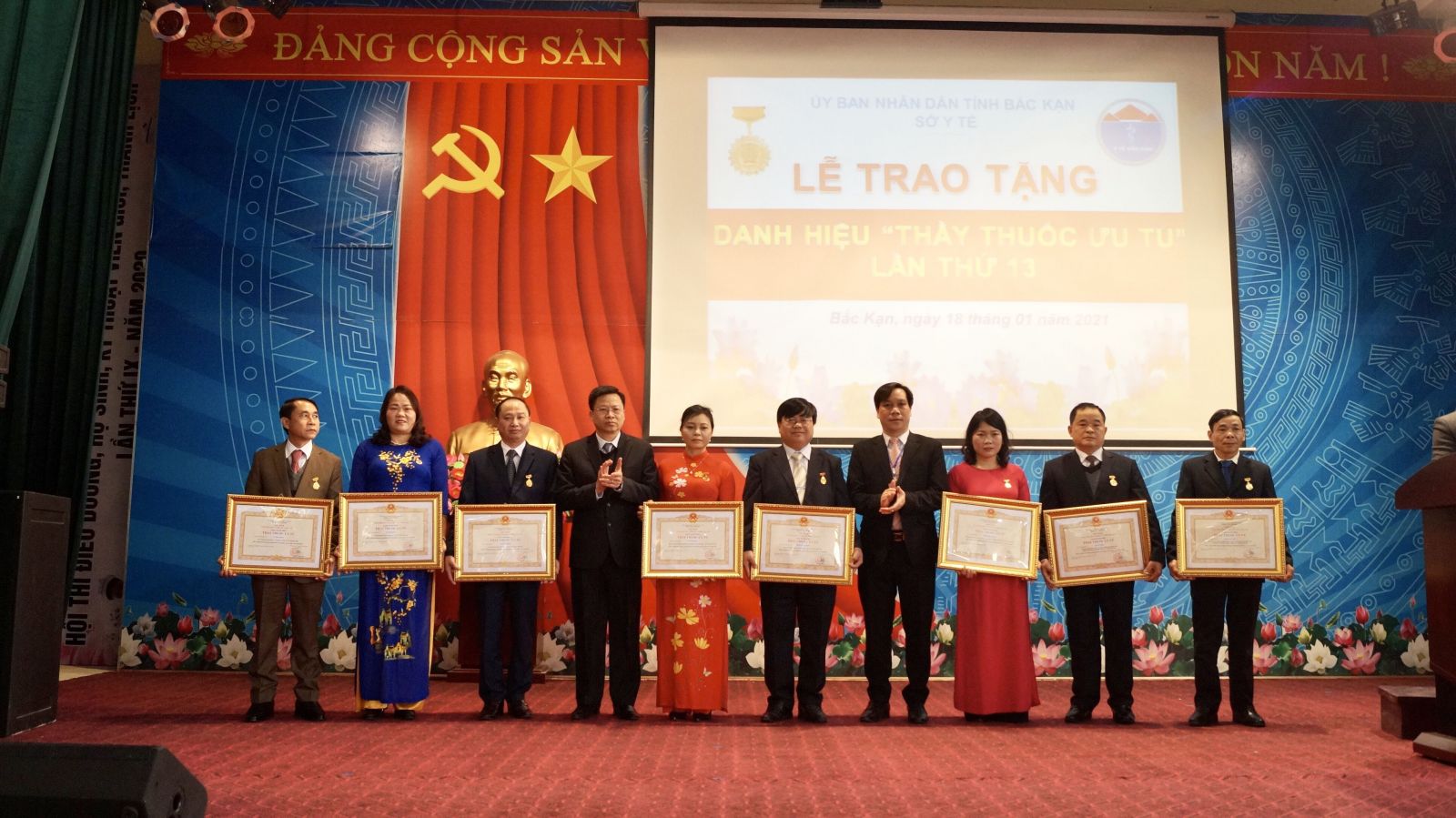 Thừa ủy quyền của Tổng Bí thư, Chủ tịch nước Nguyễn Phú Trọng, Phó Chủ tịch UBND tỉnh Phạm Duy Hưng và lãnh đạo Sở Y tế trao tặng danh hiệu Thầy thuốc Ưu tú cho 08 thầy thuốc của tỉnh.